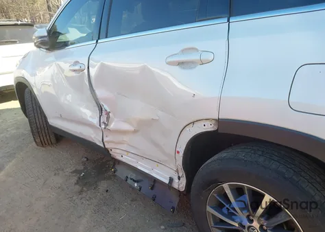 2019 Toyota Highlander Xle z USA, uszkodzony, nr VIN 5TDKZRFH2KS551711